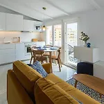 Luxury Penthouse, Sea Views, 50m From The Beach! شقة